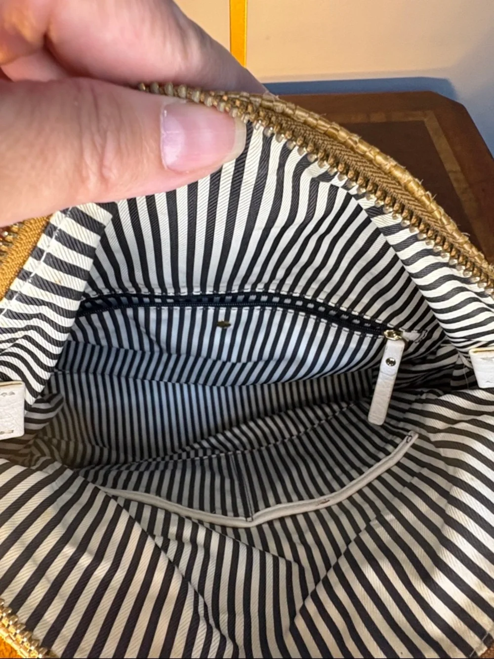 Kate Spade New York Cobble Hill Straw Leslie shoulder bag white leather trim.